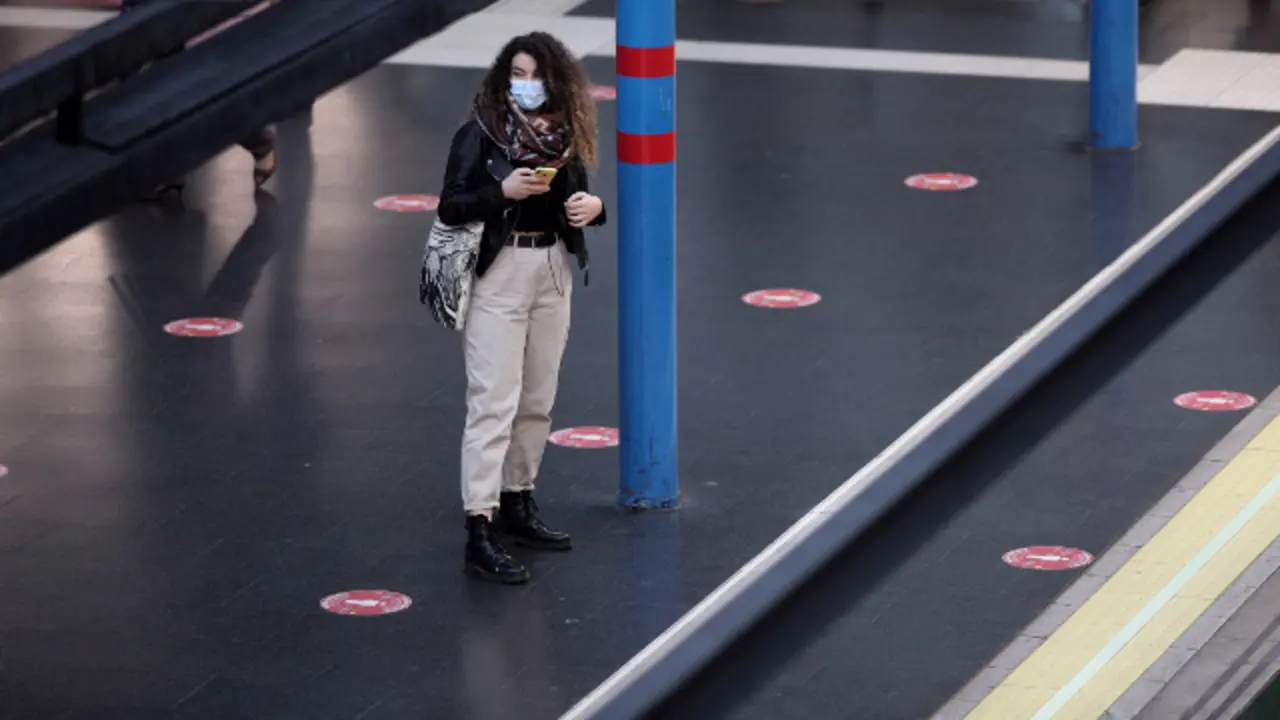 Una joven espera un tren. EFE