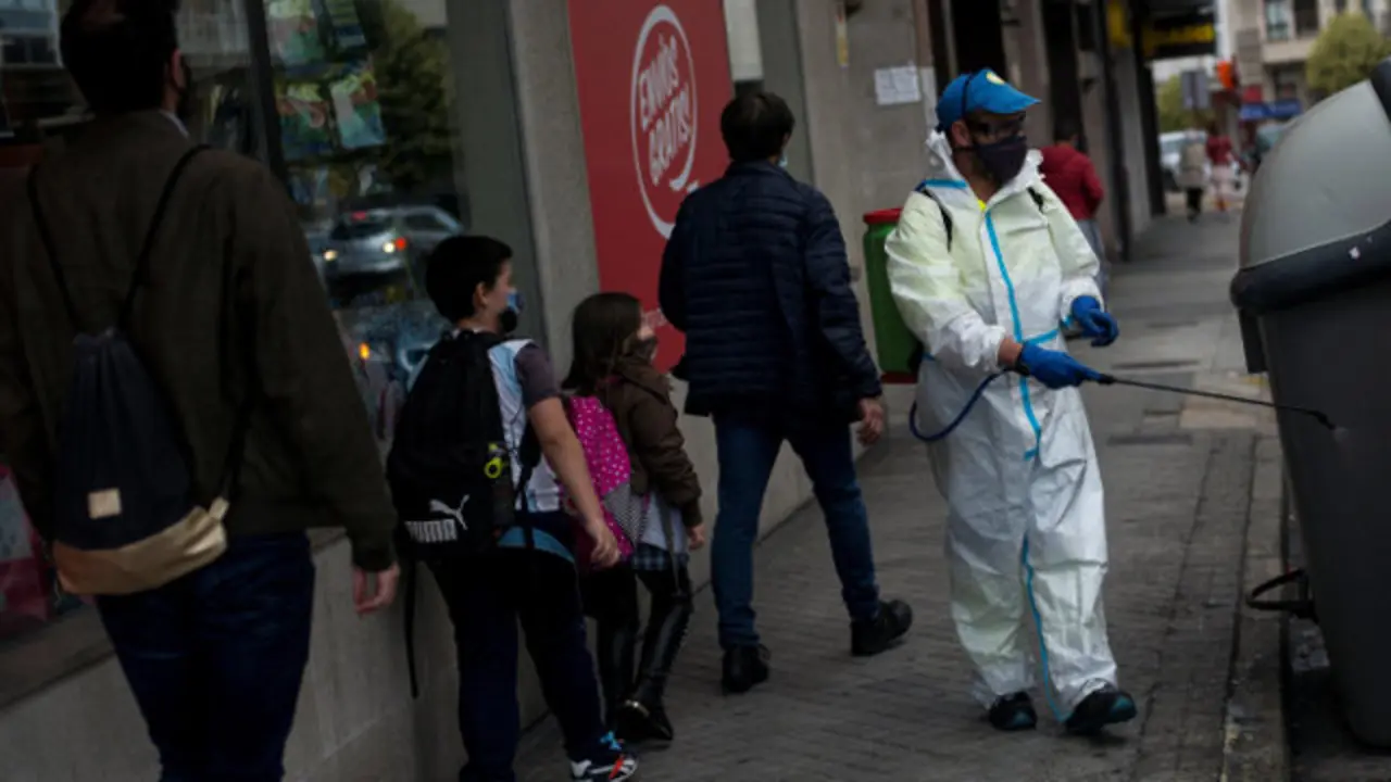 Un operario desinfecta un contenedor en Ourense. BRAIS LORENZO (Efe)