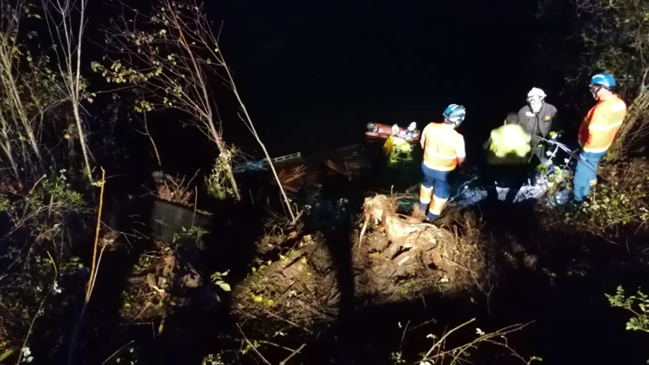 Las labores de rescate en el río fueron complicadas por la orografía y por la escasa visibilidad. EP