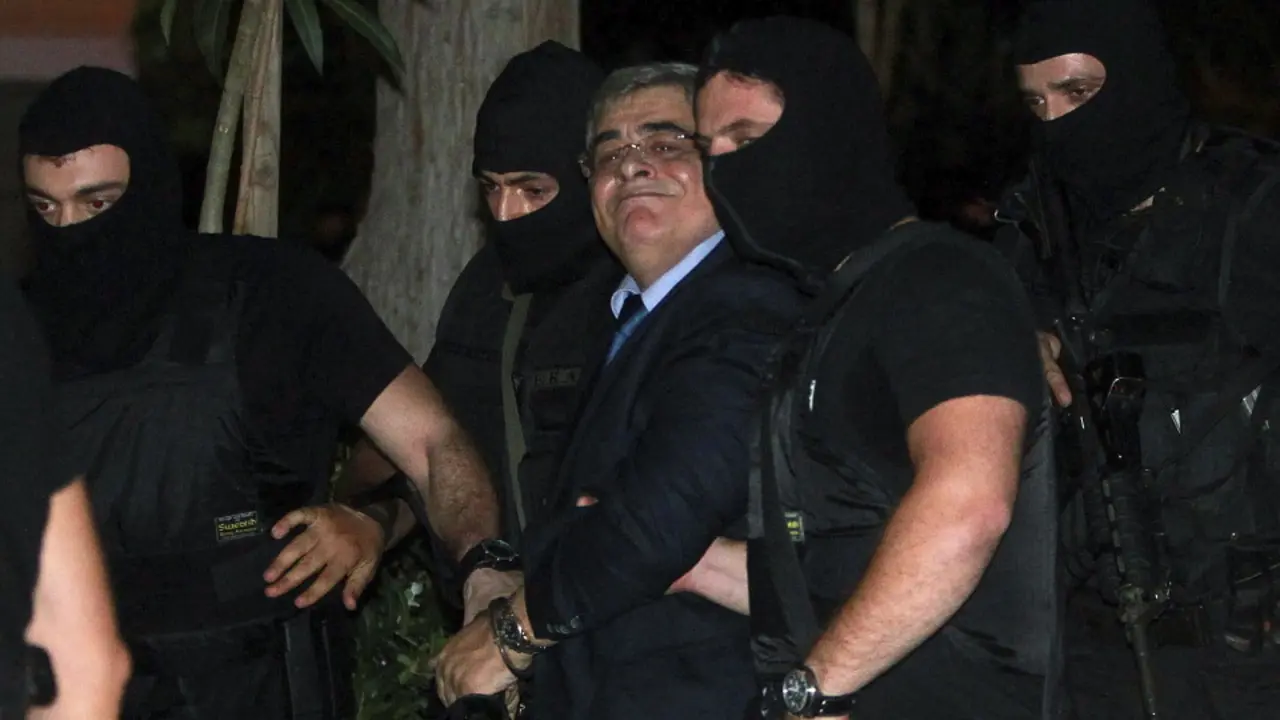 Nikolaos Mijaloliakos, escoltado pola Policía. EFE