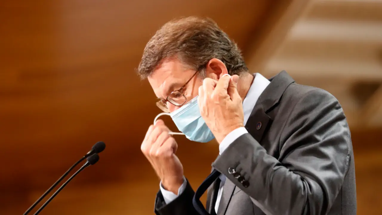 El presidente de la Xunta, Alberto Núñez Feijóo durante la rueda de prensa que ofreció este jueves tras la reunión del consello en San Caetano. LAVANDEIRA JR. (EFE)