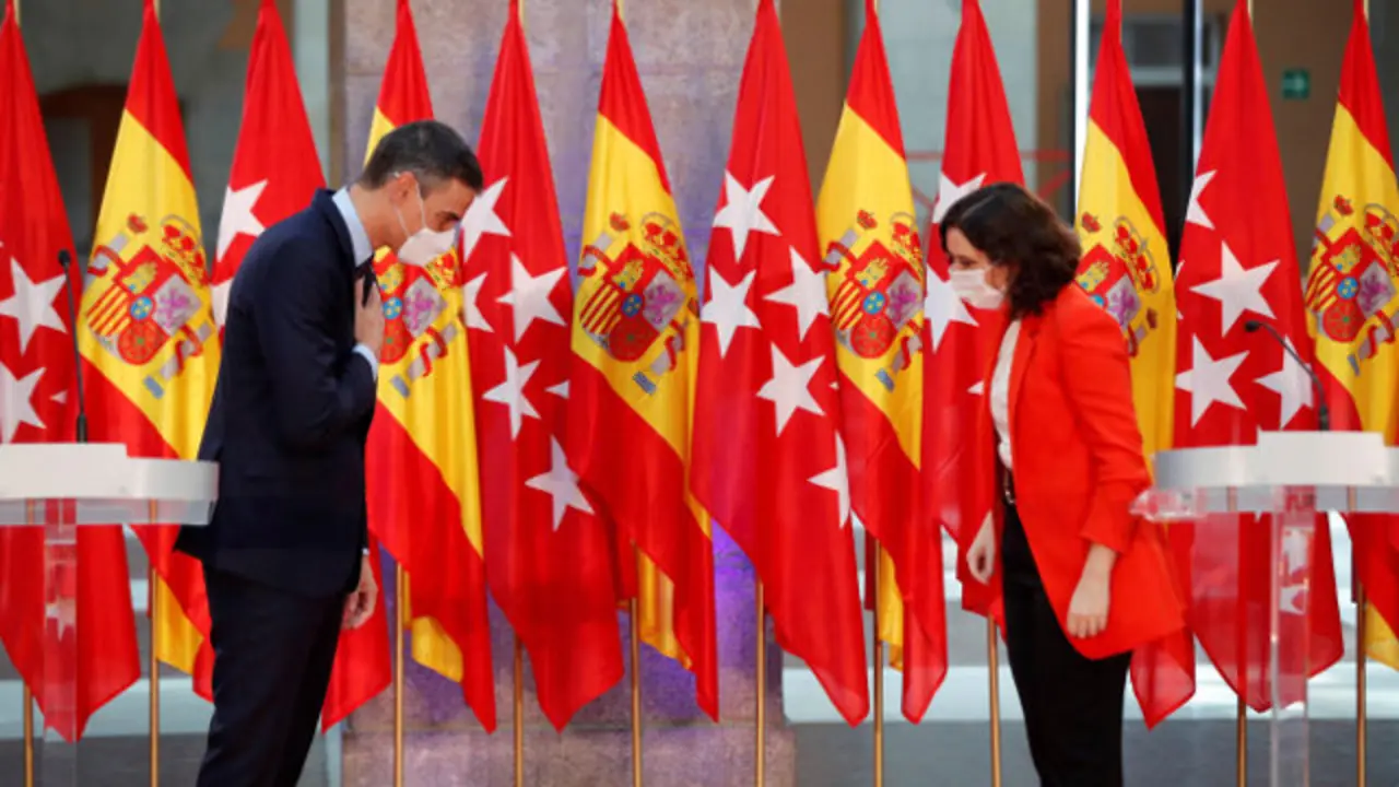 Sánchez y Ayuso, entre banderas.EMILIO NARANJO