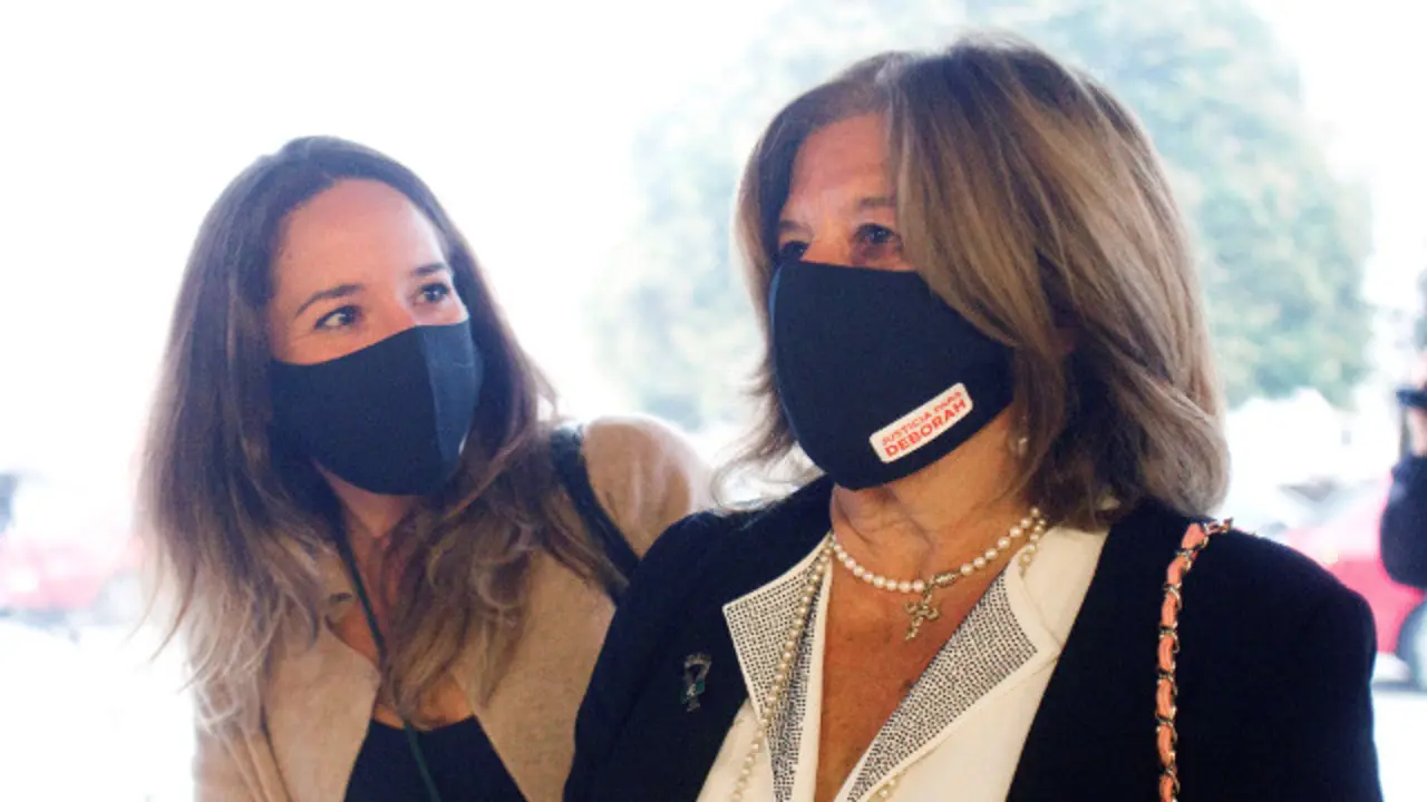 La madre y la hermana de Déborah, este viernes. EFE