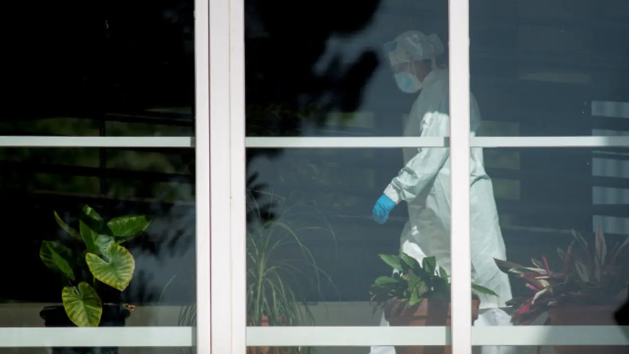 Una trabajadora en el interior de la residencia de Os Gozos, donde siguen aumentando los afectados. BRAIS LORENZO