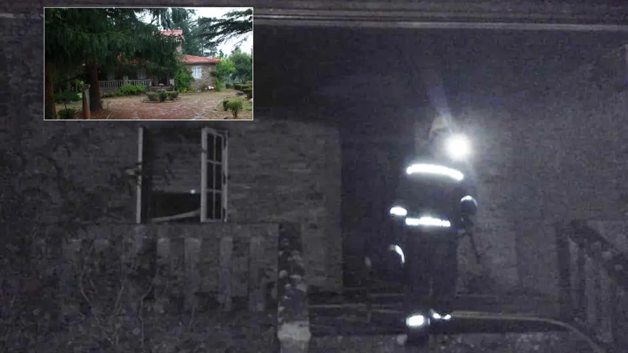 La casa de Rosario Porto en Teo, antes del fuego y durante los trabajos de extinción