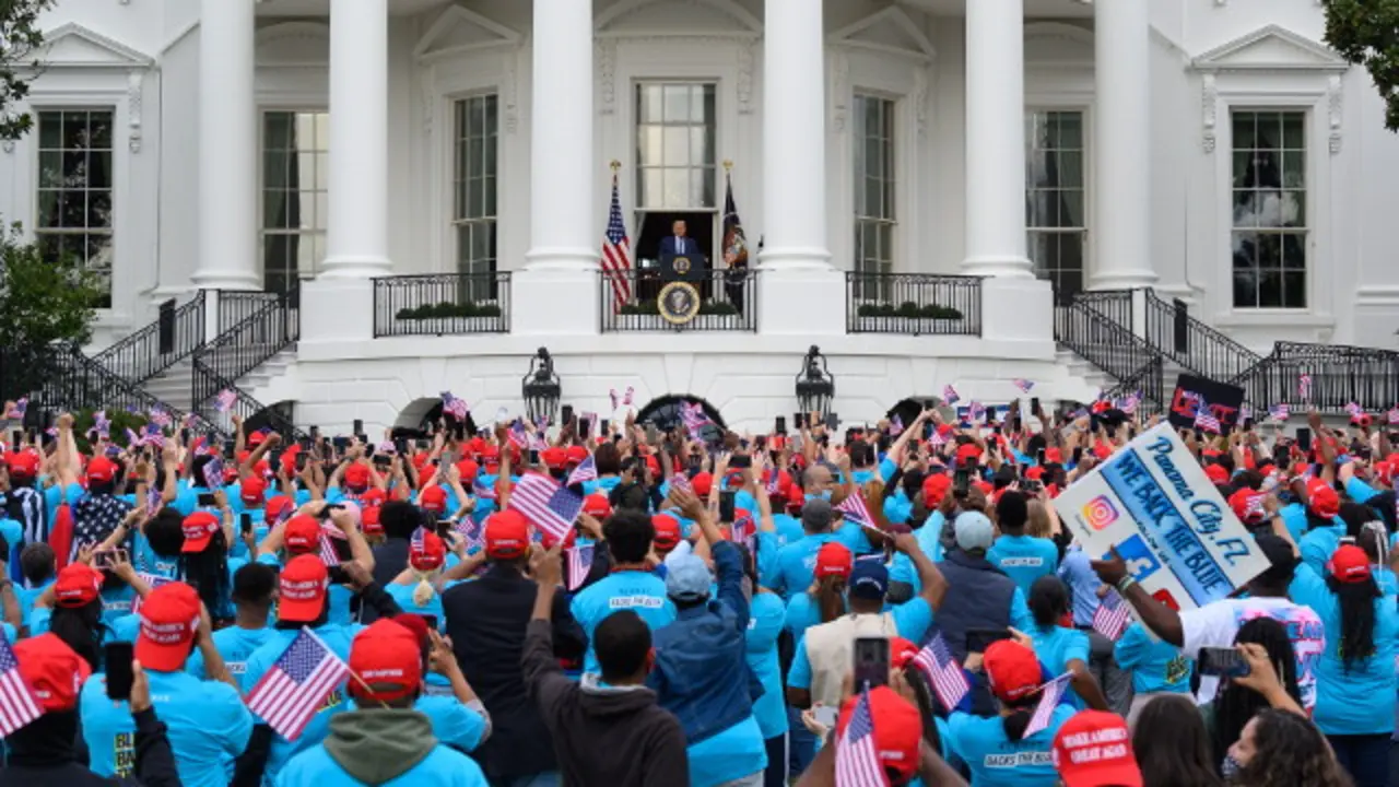 Donald Trump, sin mascarillas, saluda a sus simpatizantes congregados en la Casa Blanca. EFE