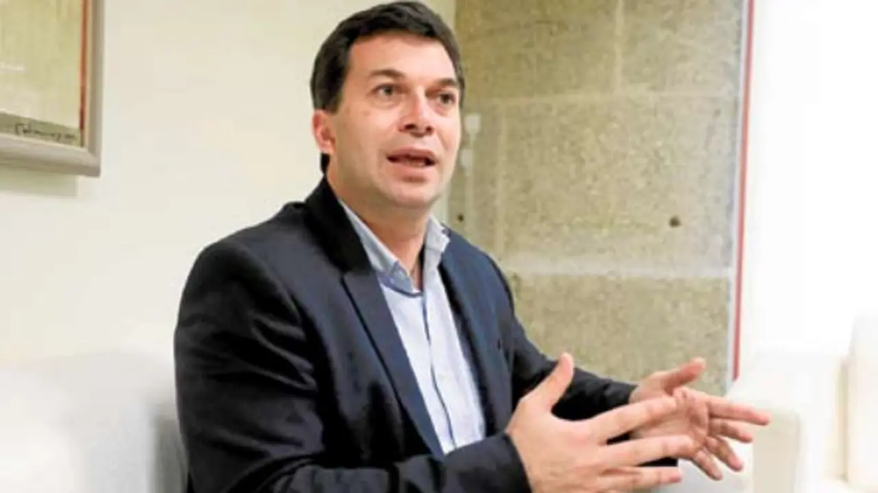 Gonzalo Caballero Míguez (Ponteareas, 1975), en su despacho del ârlamento de Galicia. PEPE FERRÍN (AGN)