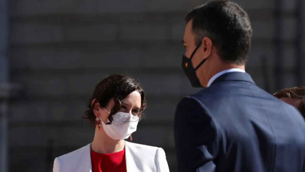 El frío saludo entre Ayuso y Sánchez. KIKO HUESCA