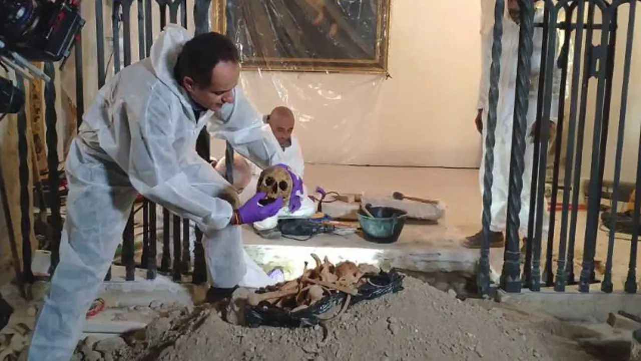 Jos&eacute; Antonio Lorente durante a exhumaci&oacute;n de Col&oacute;n. TVE