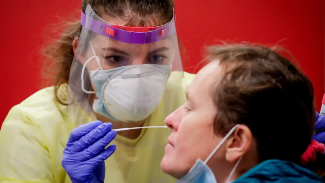 Una mujer se somete a una prueba PCR. EFE