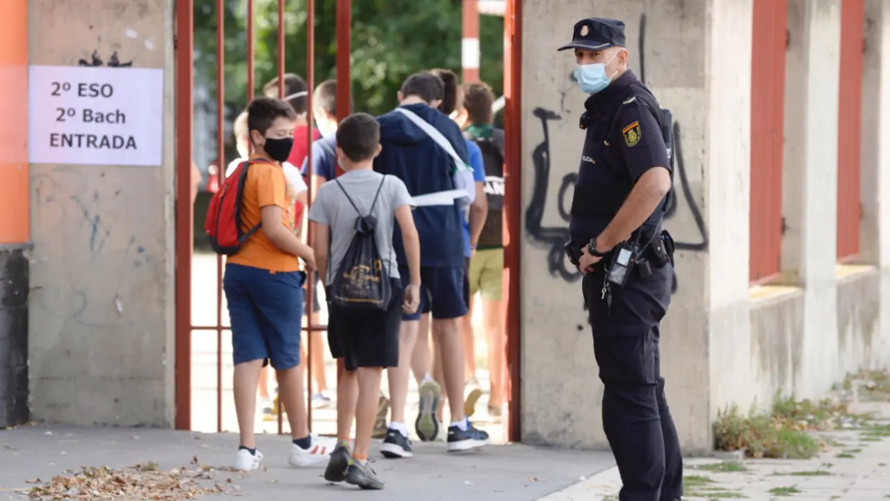 Alumnos accediendo a un instituto. EFE