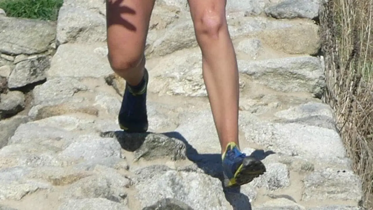 Unha das corredoras pisando as ruínas. PATRIMONIO GALEGO