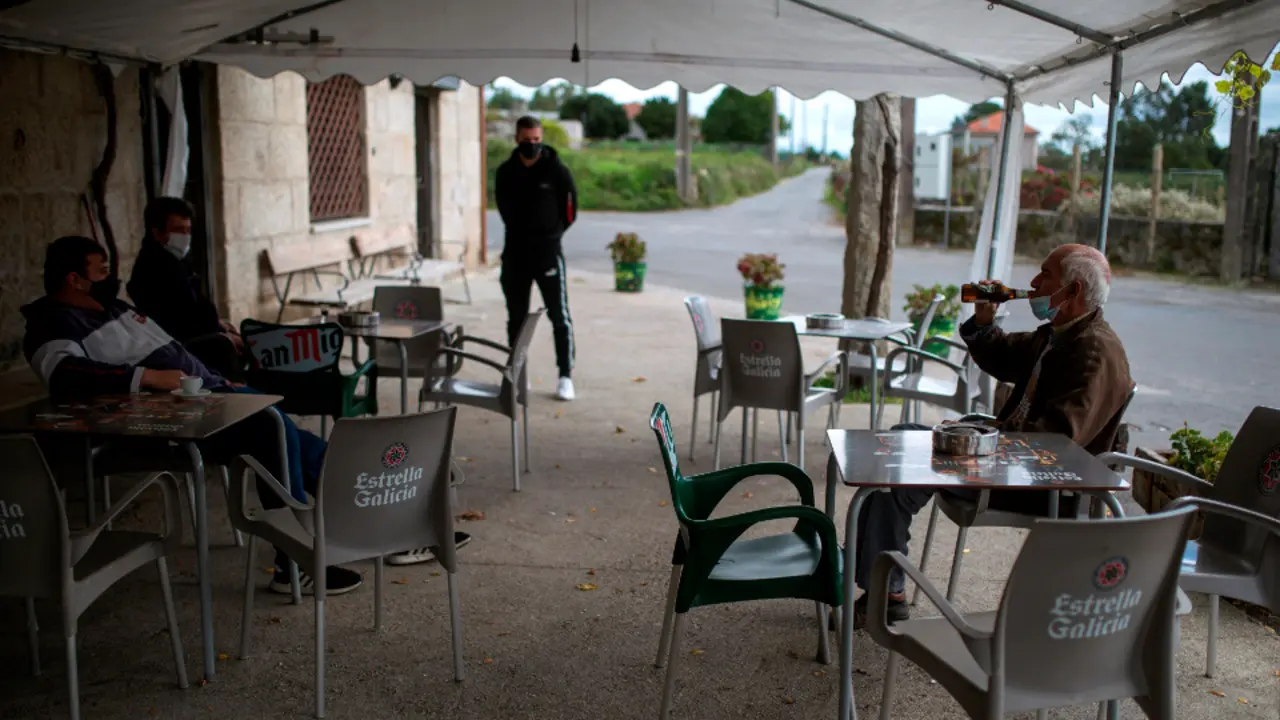 Varios clientes en la terraza de un bar en el municipio ourensano de Boborás. BRAIS LORENZO (EFE)