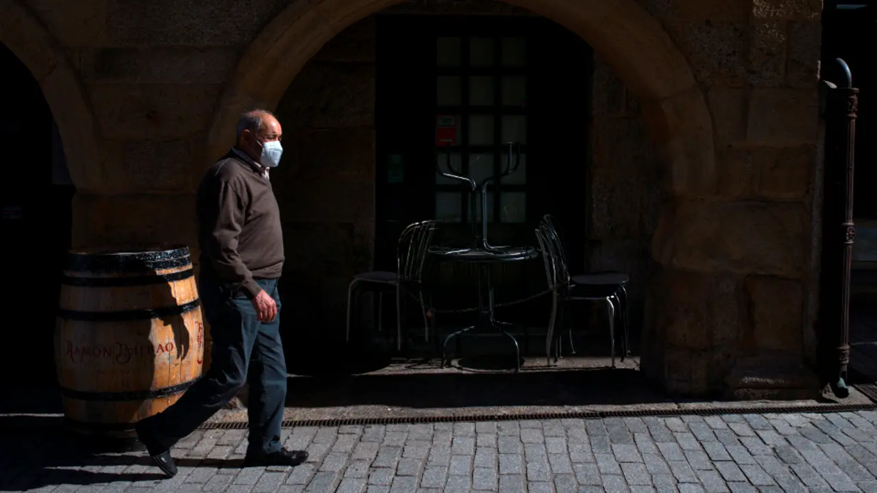 Un hombre pasa este martes ante un bar cerrado en Verín. BRAIS LORENZO (EFE)