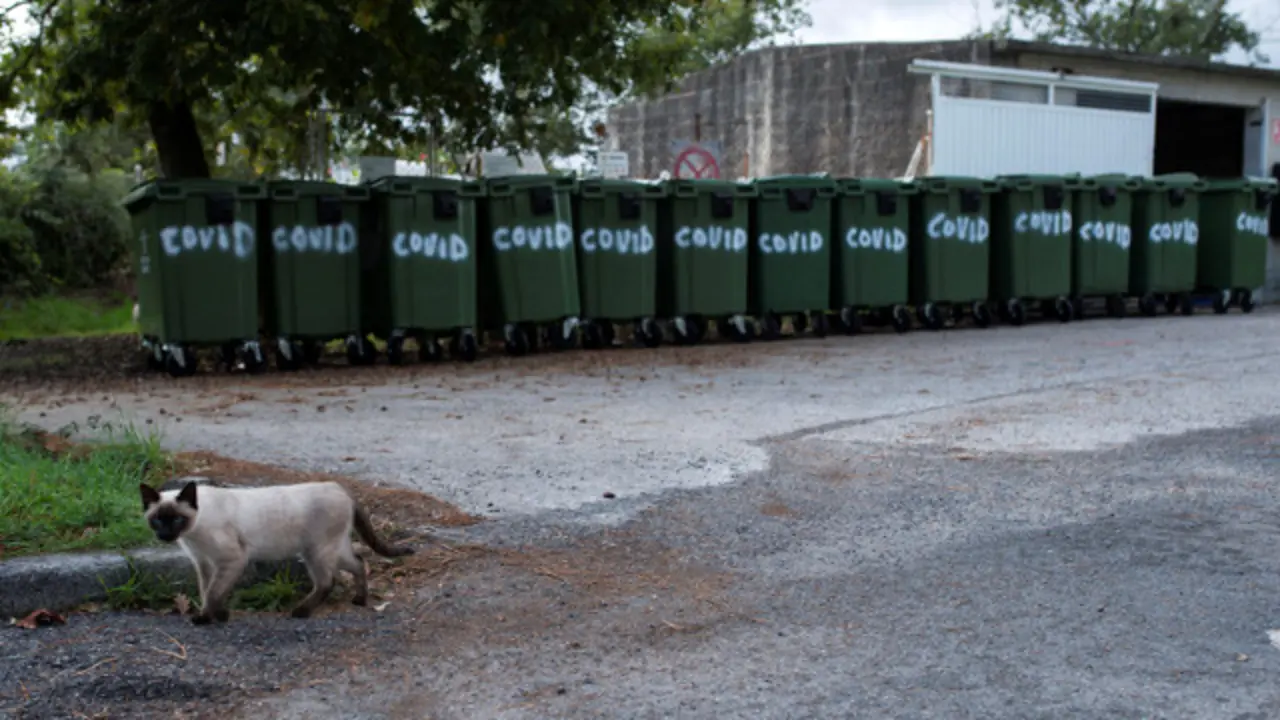 Contenedores ante la residencia de Os Gozos, en Pereiro de Aguiar. BRAIS LORENZO
