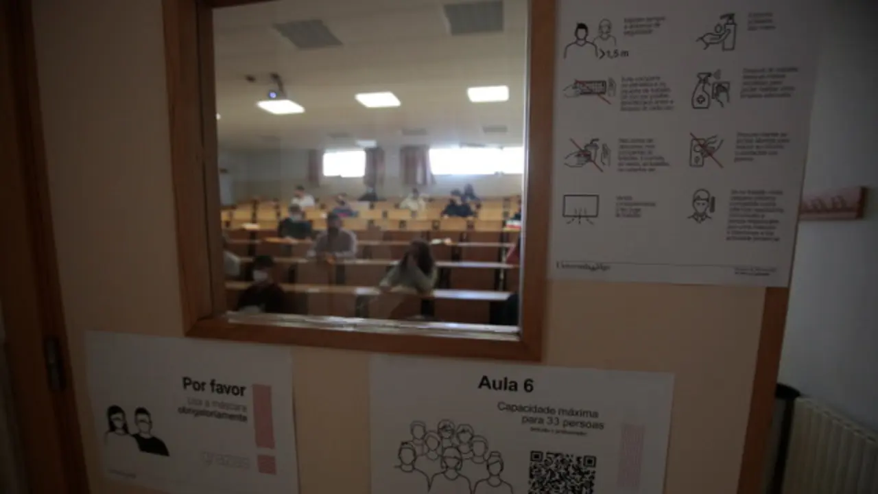 GON Primeiro día na Universidade. A primeira hora confirmarei lugares e horarios, pero para facernos unha día, as que son seguras presenciais son Belas Artes, Forestais e Fisioterapia. En todo caso, tamén precisaría fotos de ambiente universitario (ou sen ambiente, en plan facultades medio baleiras)., lunes, 21 sept · 9:30–10:30