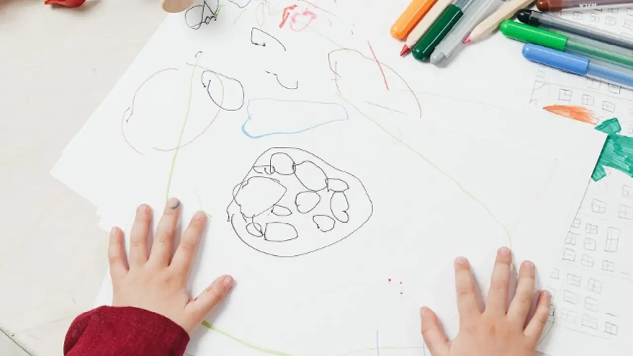 Un alumno dibujando en clase. EUROPA PRESS