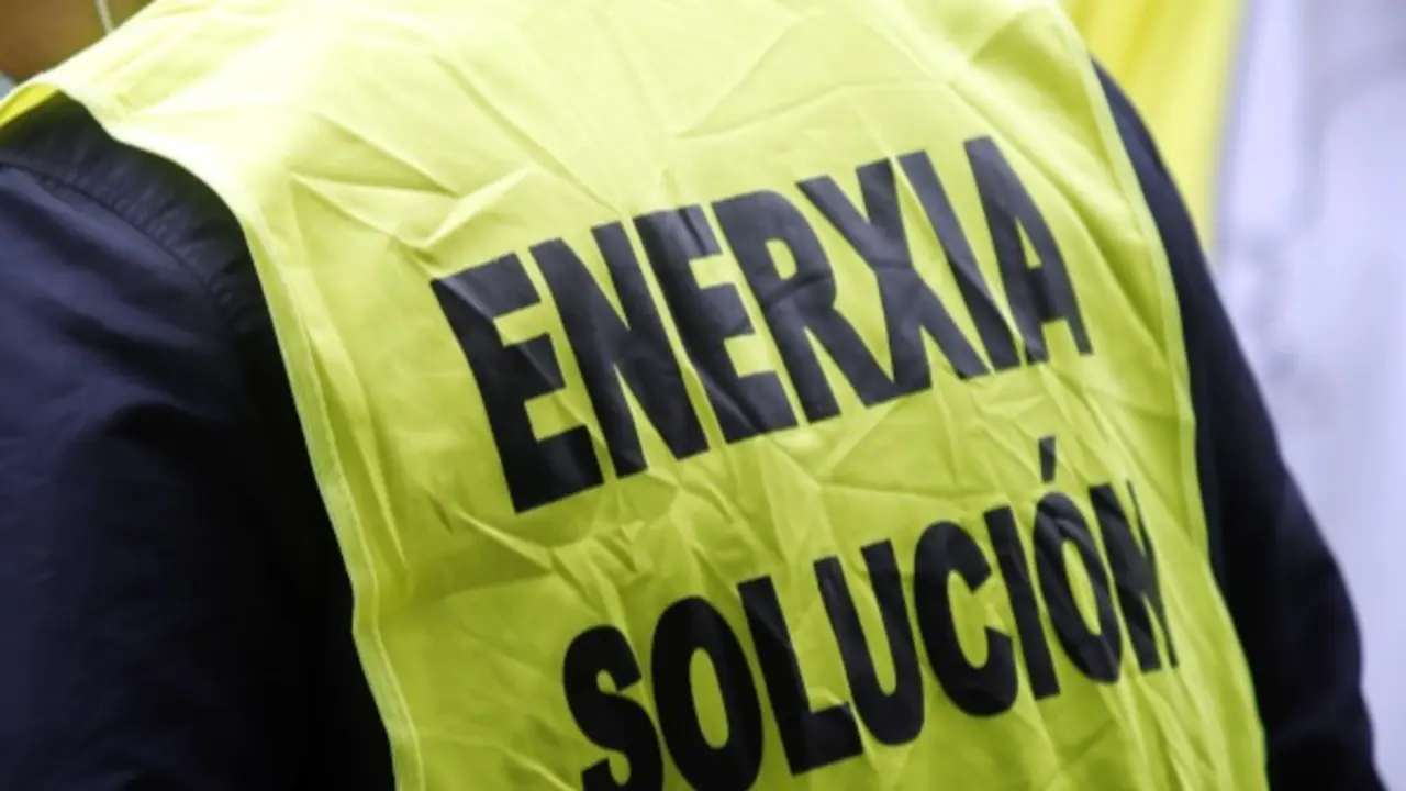 Un empleado de Alcoa, durante una protesta. VICTORIA RODRÍGUEZ