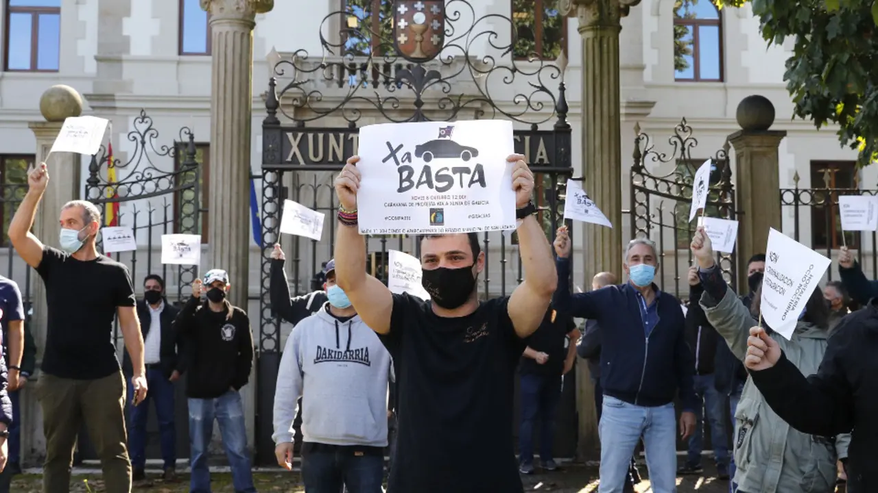 Manifestación de empresarios del sector del ocio nocturno en Santiago. LAVANDEIRA JR. (EFE)