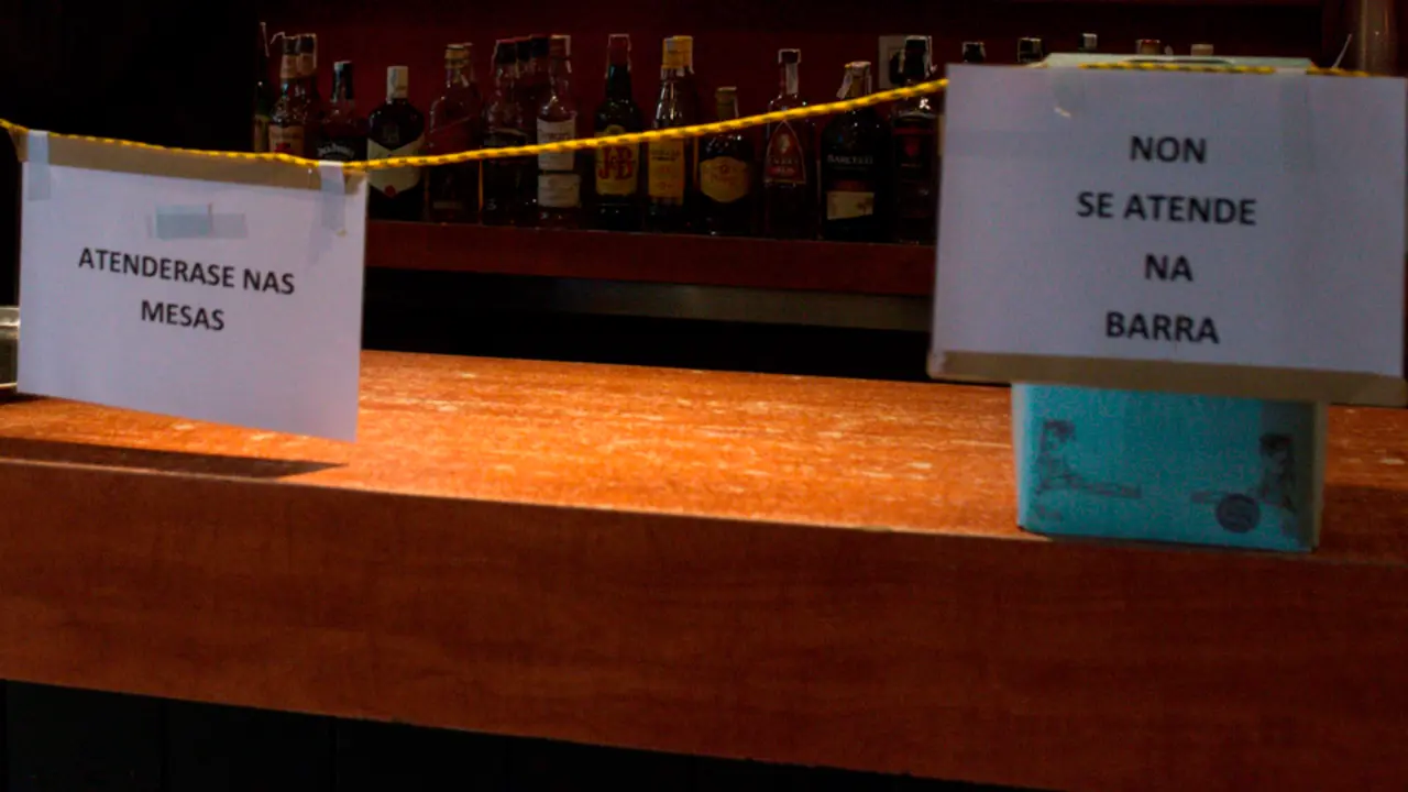 Imagen de una barra de bar cerrada. BRAIS LORENZO (EFE)