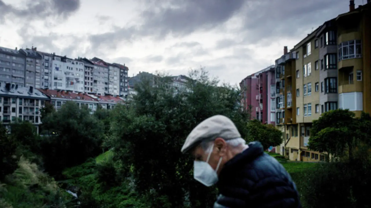 Una persoa cami&ntilde;a por Ourense, un dos concellos con m&aacute;is contaxios. BRAIS LORENZO