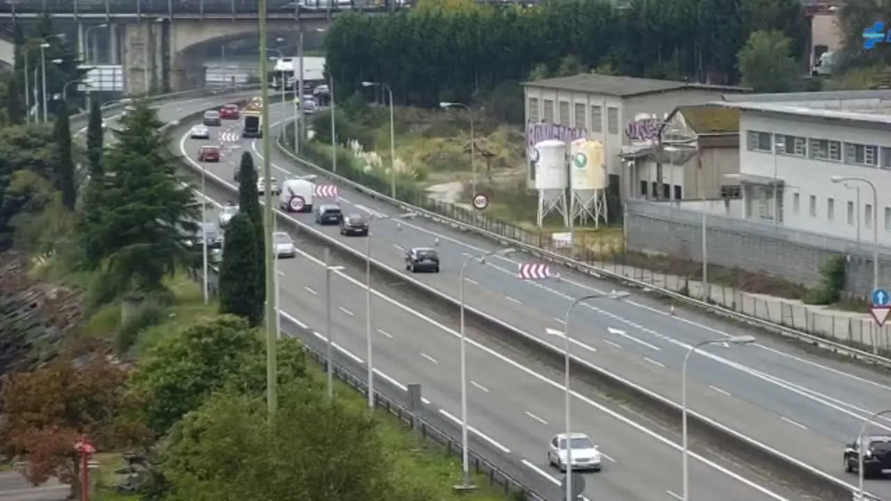 Ligeras retenciones en el punto de la AP-9 en la que apareció el cadáver. DGT