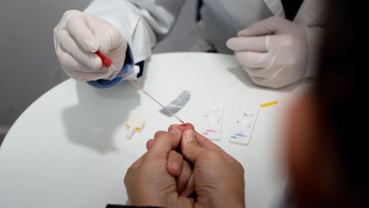 Un test rápido realizado en una farmacia. BRAIS LORENZO (Efe)