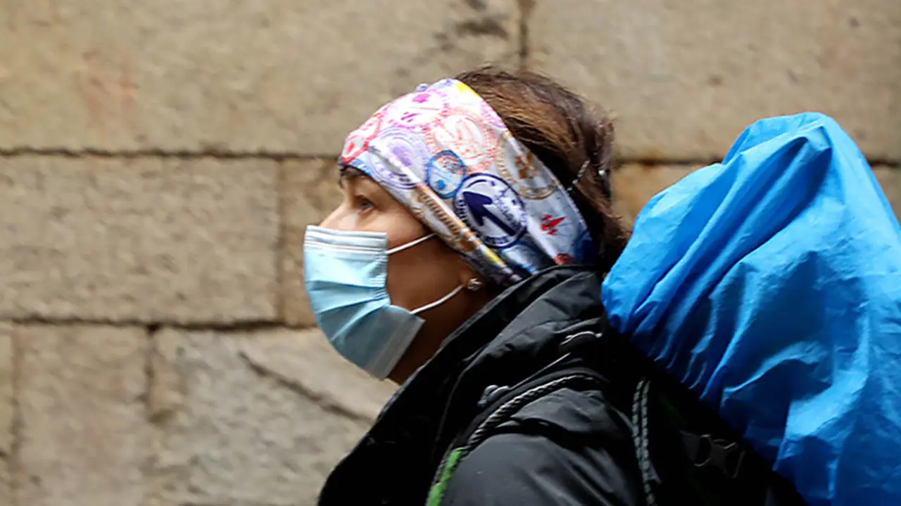 Una peregrina con mascarilla. PEPE FERRÍN (AGN)