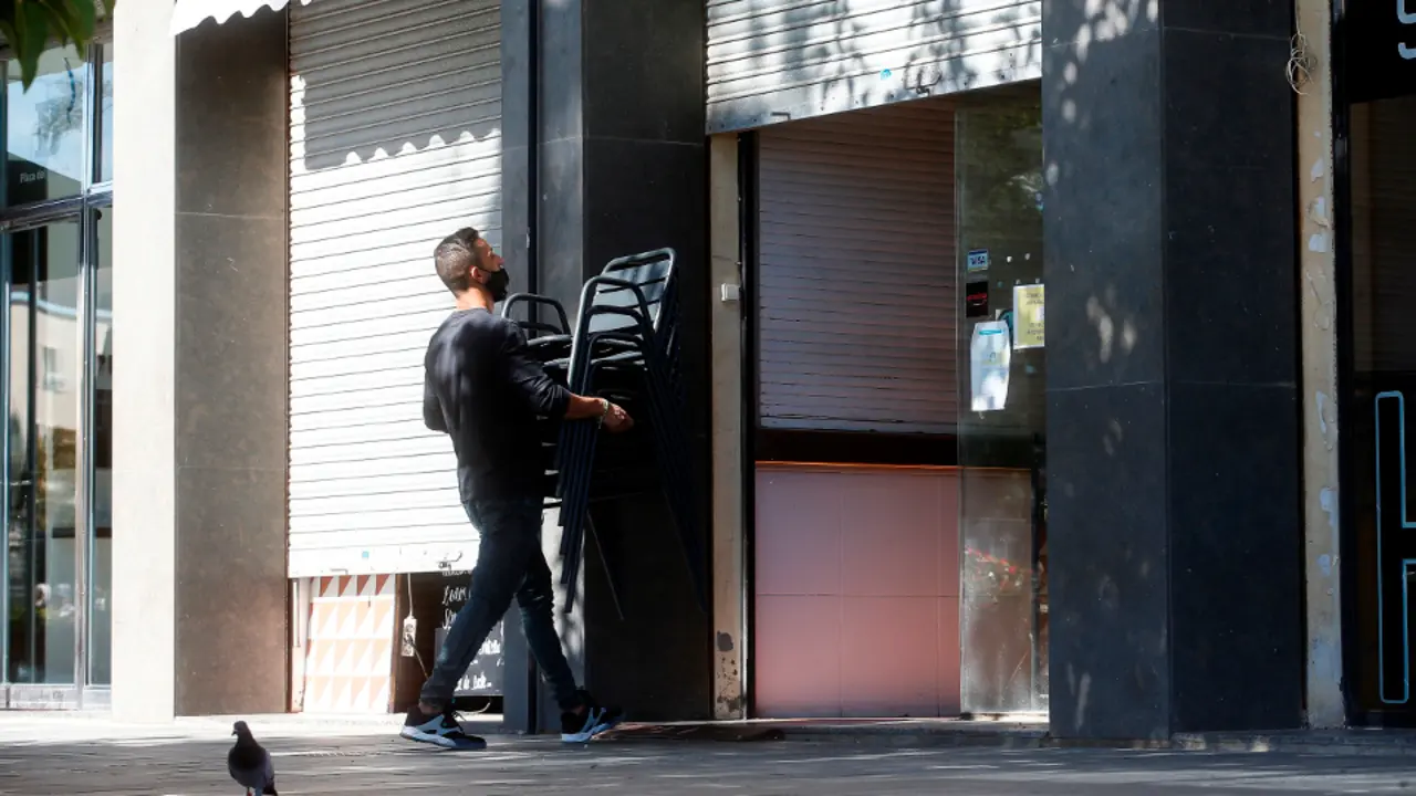 Un camarero recoge la terraza de un local de hostelería. QUIQUE GARCÍA (EFE)