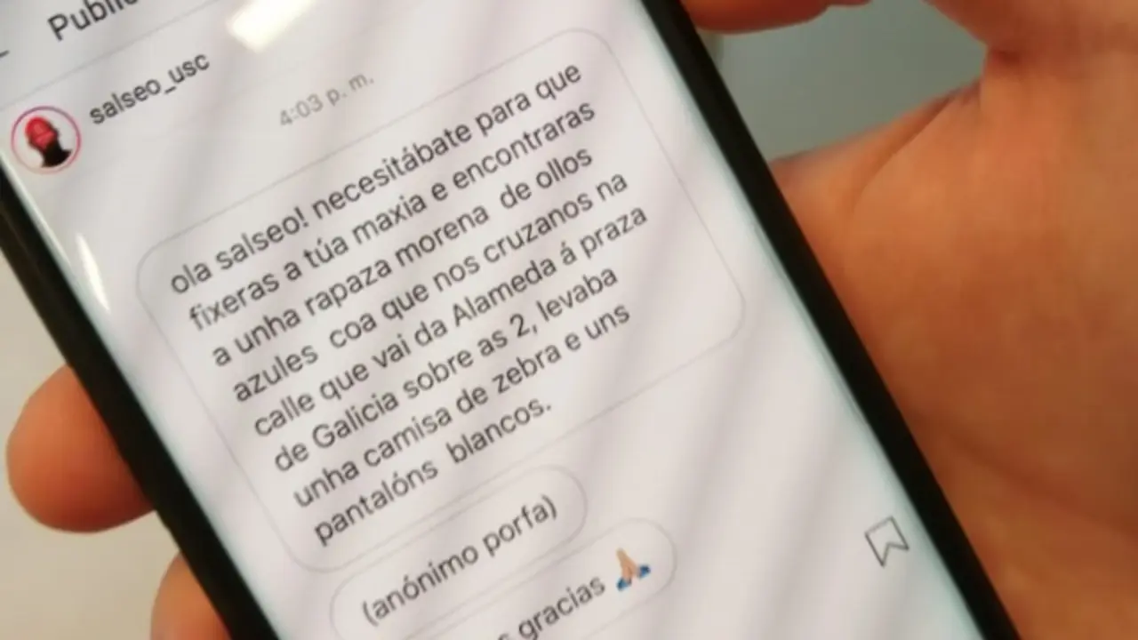 Un joven consulta la cuenta @salseo_usc en su smartphone. EP