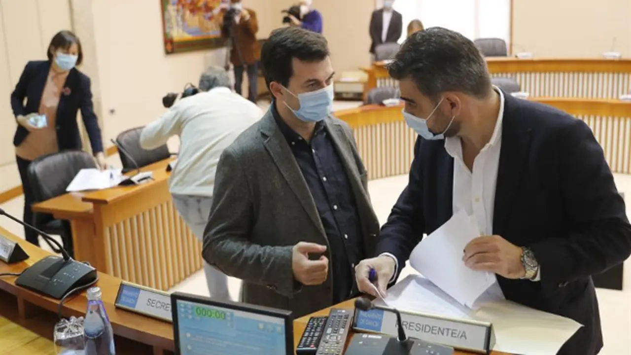 Gonzalo Caballero e Diego Calvo nun momento previo ao comezo da reuni&oacute;n. EFE