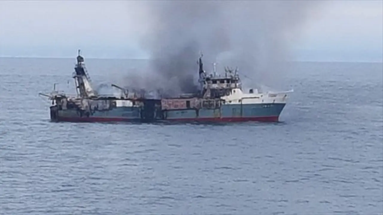 Incendio en el pesquero Fígaro. TWITTER