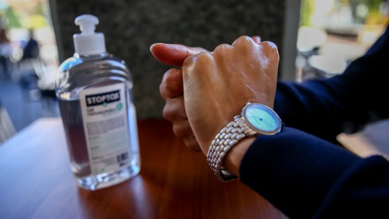 Una persona se desinfecta las manos con gel hidroalcohólico. RICARDO RUBIO (EFE)