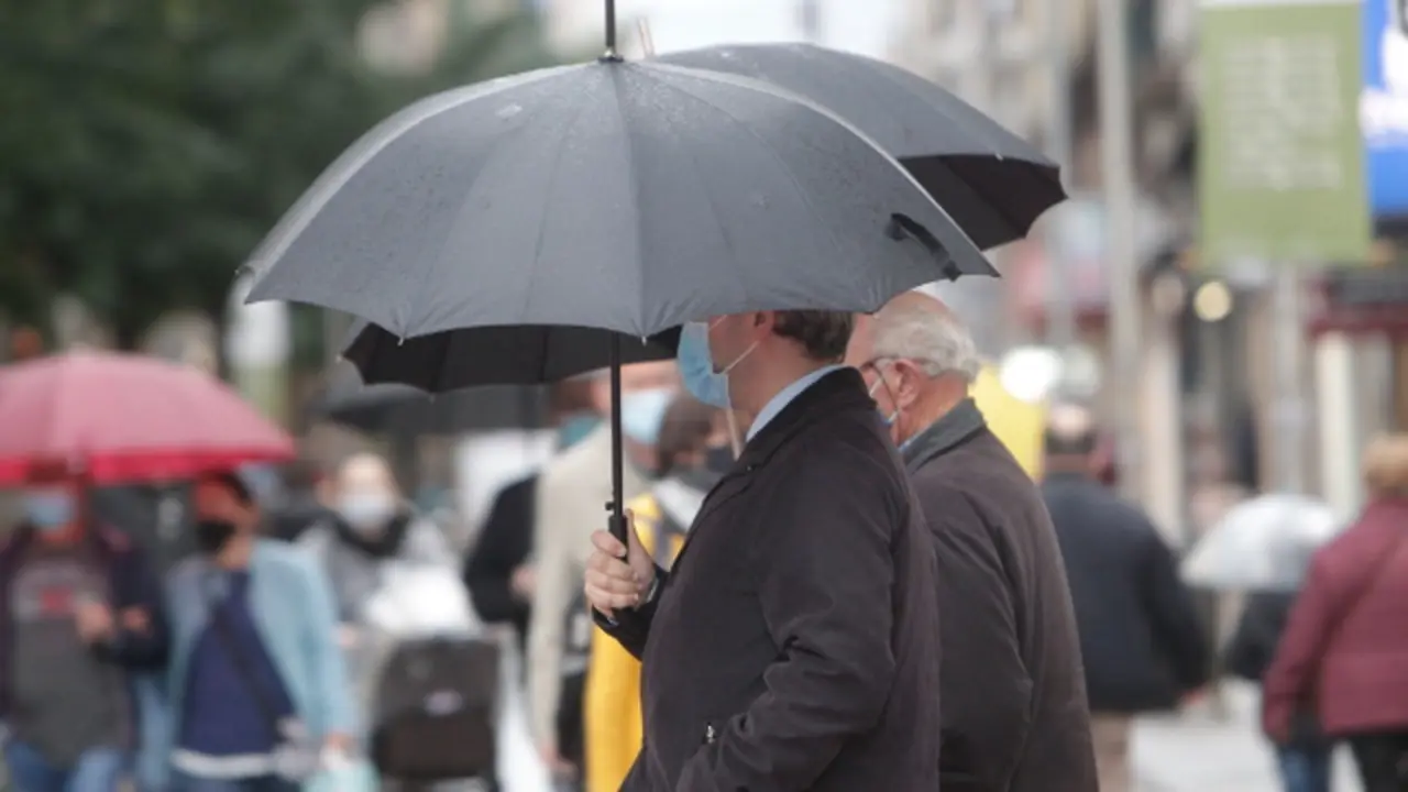 Dous homes con máscara pasean pola rúa. DAVID FREIRE