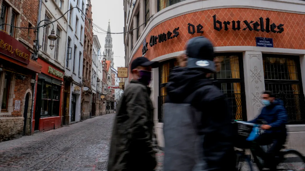 Locales de hostelería en Bruselas, cerrados como medida contra el coronavirus. OLIVIER HOSLET (EFE)