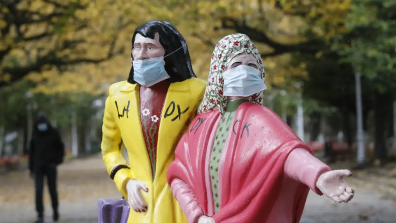 A estatua homenaxe &aacute;s D&uacute;as Mar&iacute;as, con mascarillas. LAVANDEIRA JR (EFE)