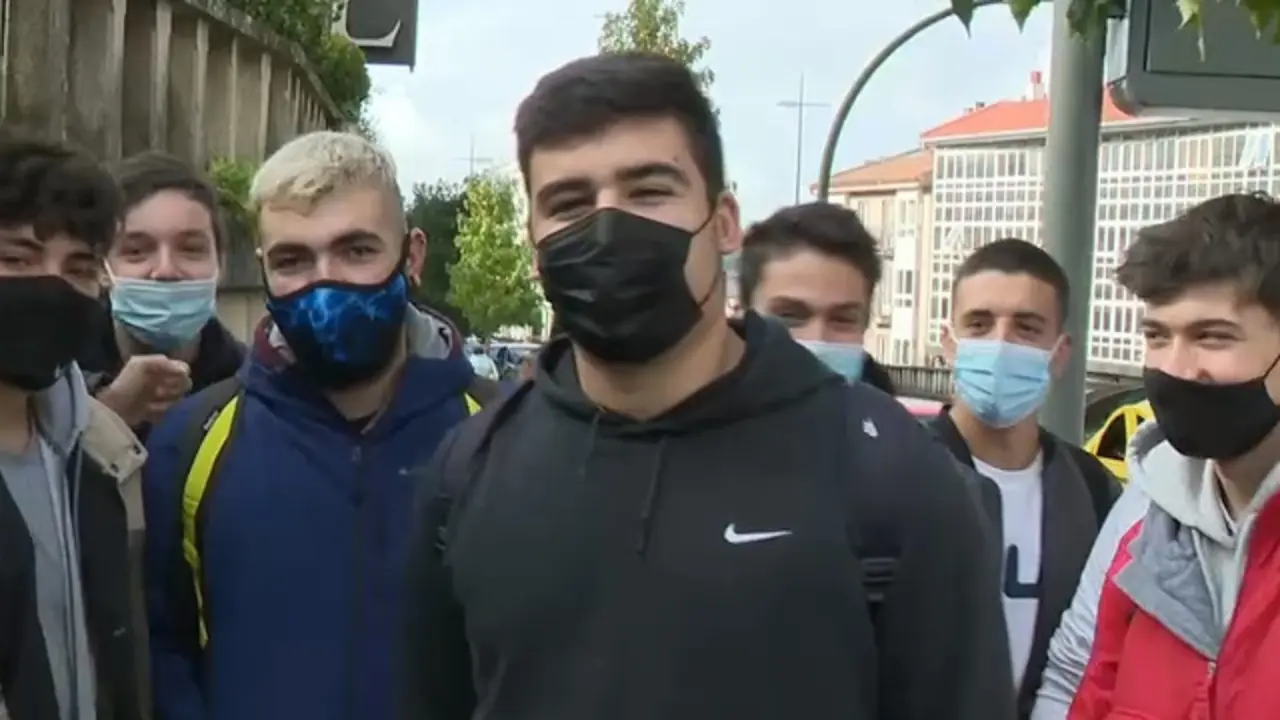 David Perol, en primer plano, junto a un grupo de amigos y compañeros de clase. CRTVG