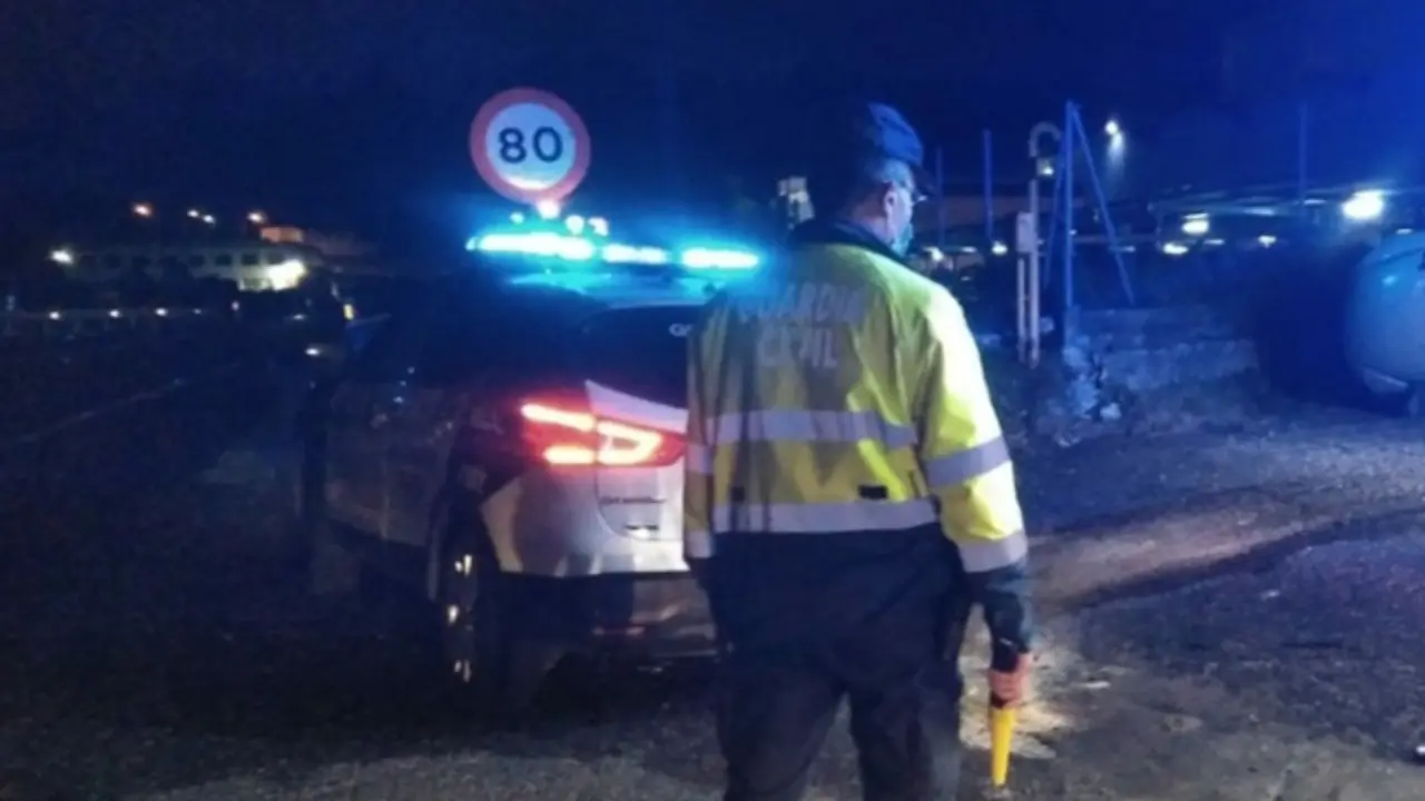 Un agente en el lugar donde se produjo el fatal accidente. GUARDIA CIVIL