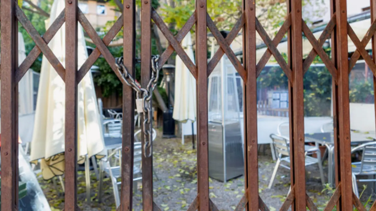 Vista de una terraza que permanece cerrada en Zaragoza. JAVIER BELVER