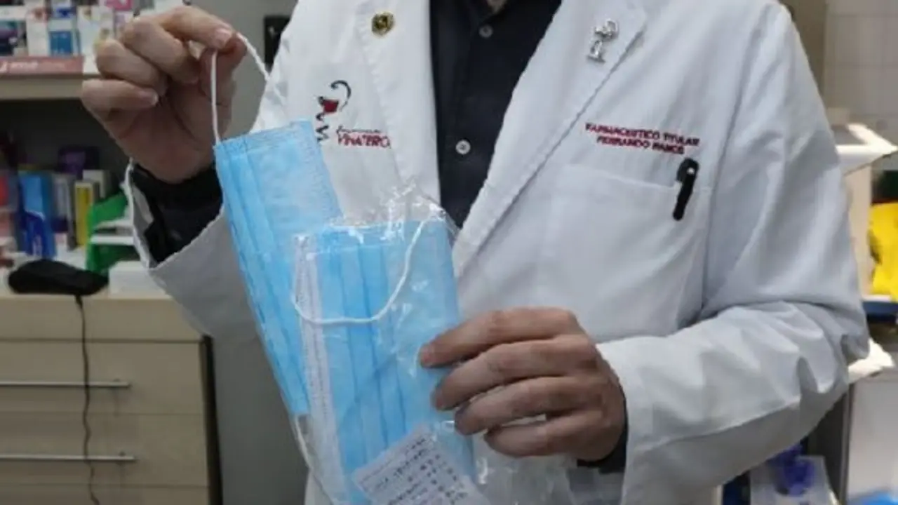 Farmacéuitico mostrando mascarillas. EUROPA PRESS