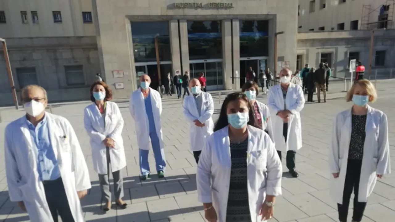 Personal sanitario, delante de un hospital. EFE