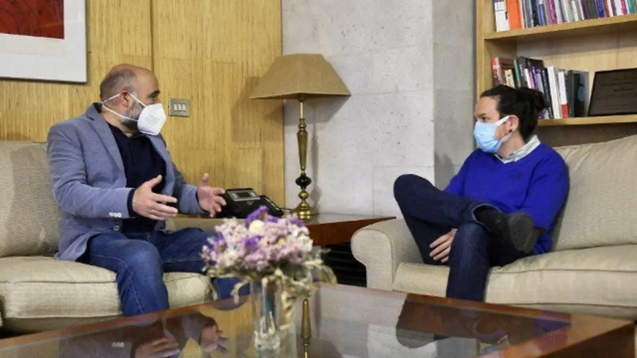 Néstor Rego y Pablo Iglesias, durante su reunión. EUROPA PRESS