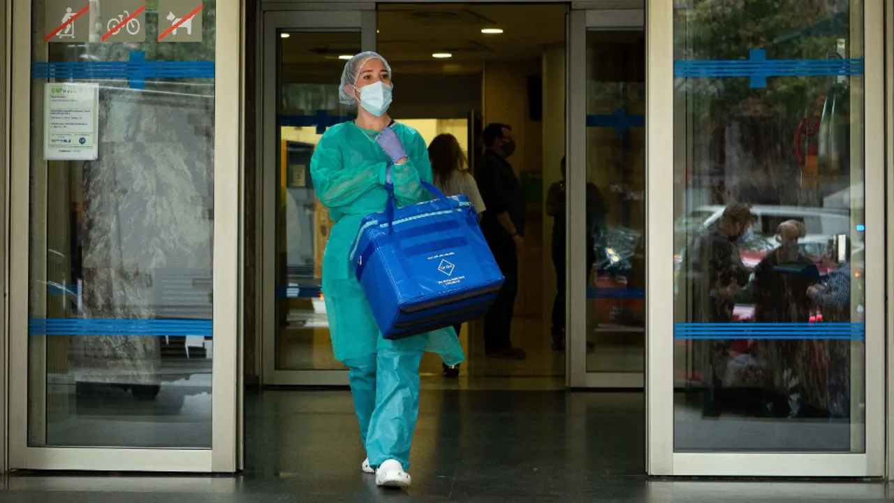 Una sanitaria sale de un centro de salud. EFE