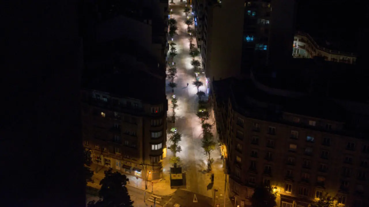 Una calle de Ourense vacía tras el toque de queda. EFE