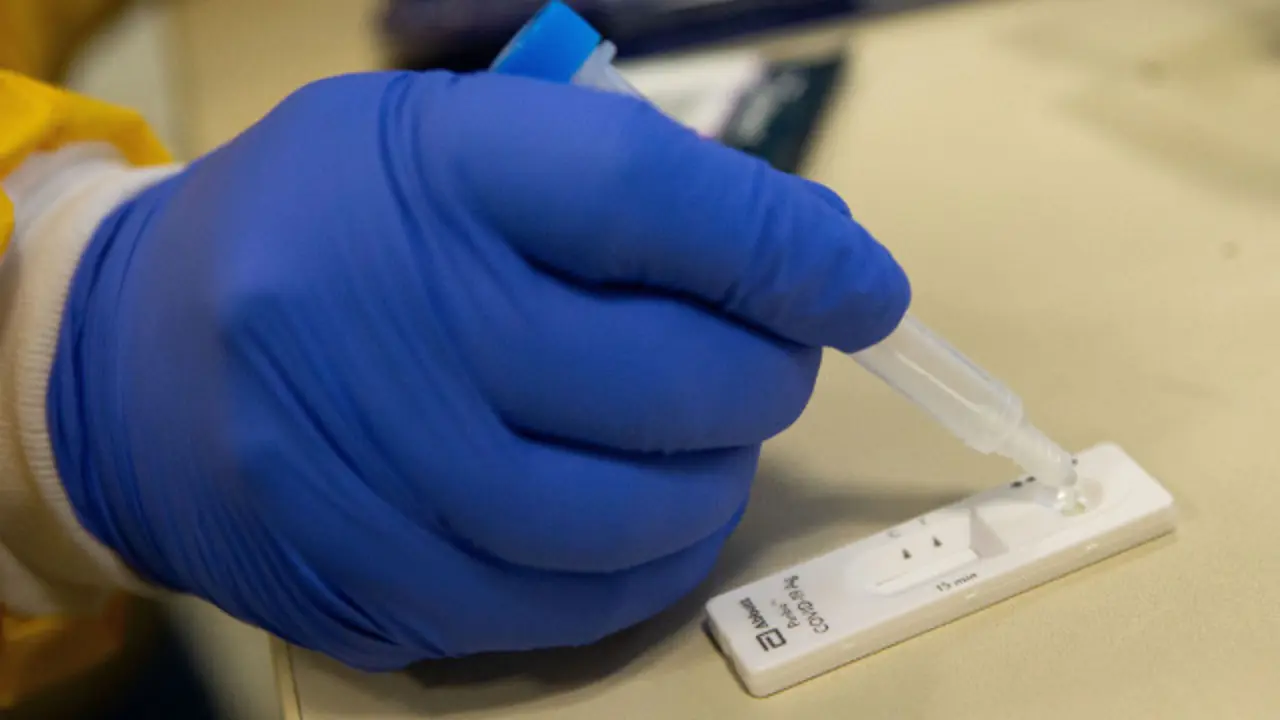 Un sanitario realiza un test de ant&iacute;xenos. EFE