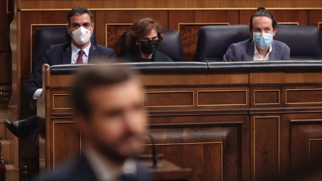 Sánchez, Calvo e Iglesias durante una intervención de Casado en el Congreso. EFE