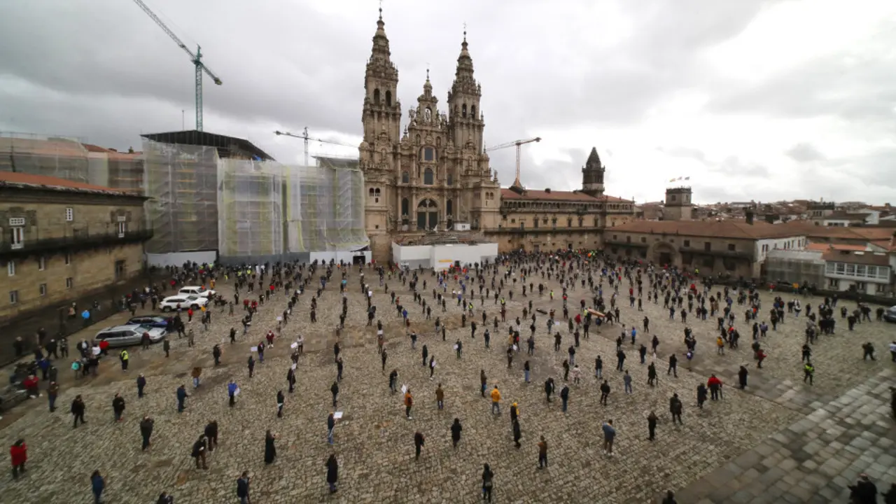 Los hosteleros de Santiago protestan por las restricciones a sus negocios por el covid. LAVANDEIRA JR.
