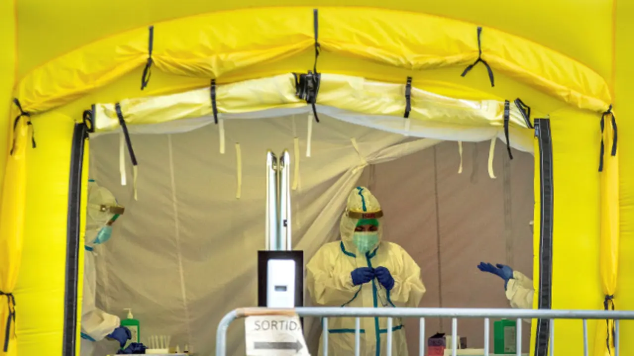 Vista da carpa montada para a realizaci&oacute;n de probas PCR fronte ao CAP do Passeig Sant Joan de Barcelona. EFE
