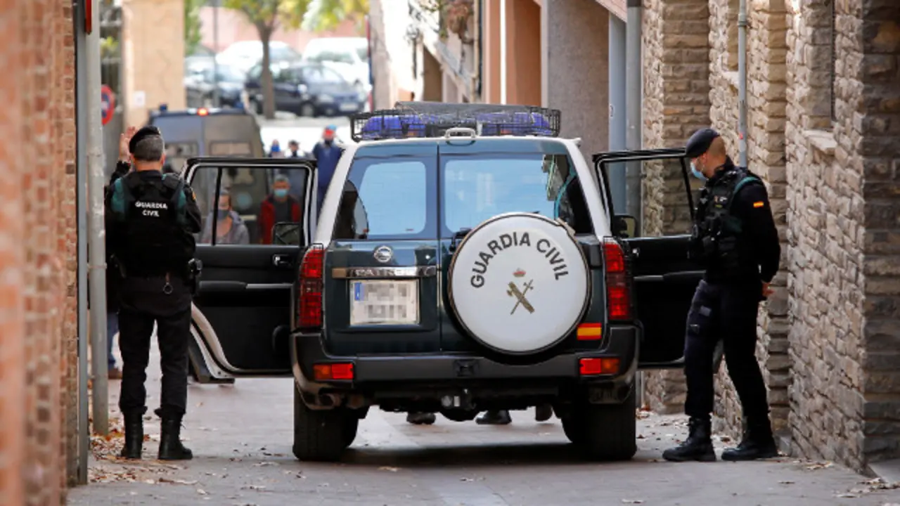 Agentes de la Guardia Civil, en la operación. EFE