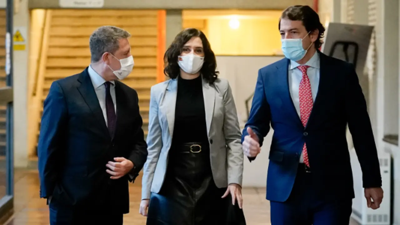 Ayuso, escolatada por García-Page y Mañueco. C. ORTIZ